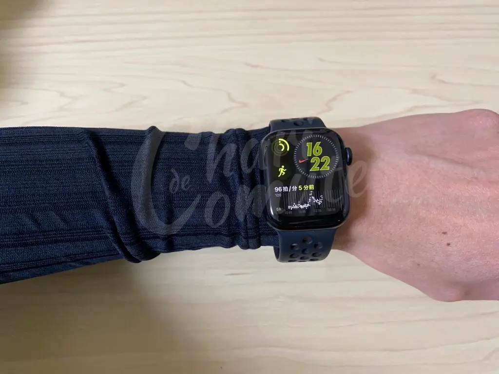 袖が長く生地も薄いのでスマートウォッチと手首の間に挟まる