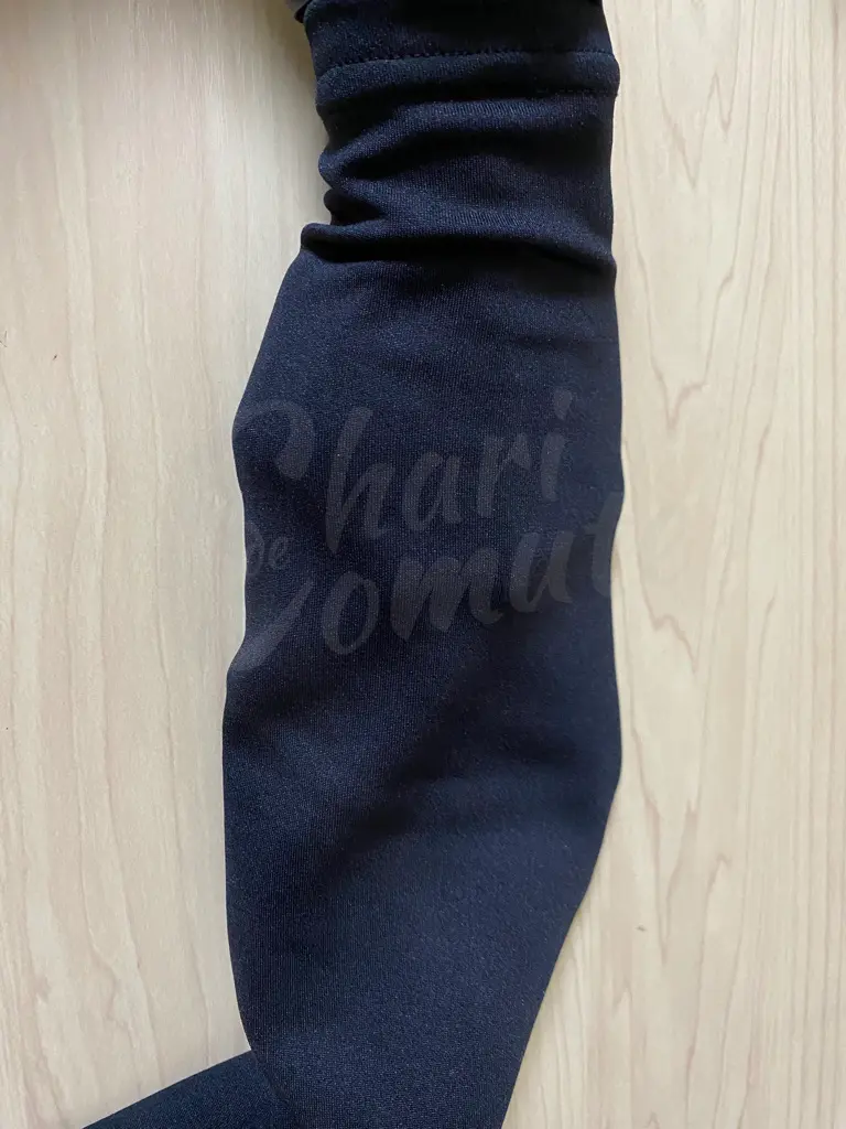 袖口に手を通す前