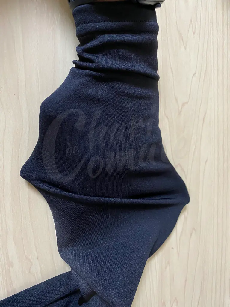 袖口に手を通し手を広げられるくらいの伸縮性