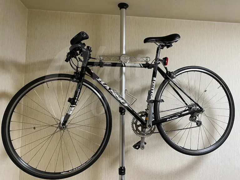 バイクハンガーに吊したクロスバイク