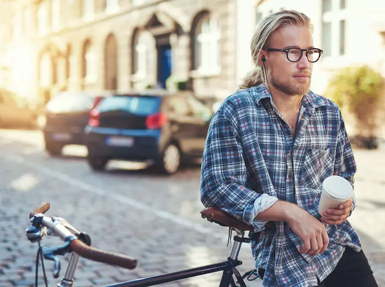 ドリンク片手に自転車に寄っ掛かりリラックス