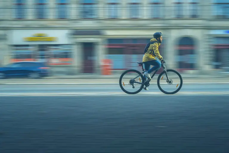 自転車で車道を走る男性