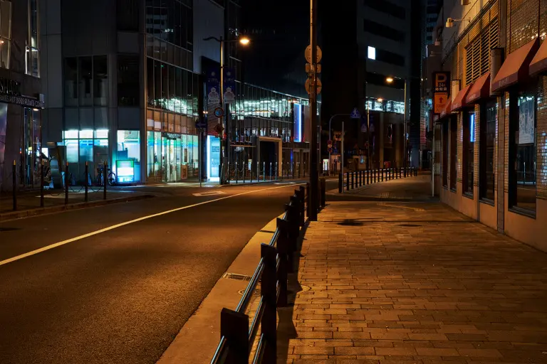 深夜の静まり返った街