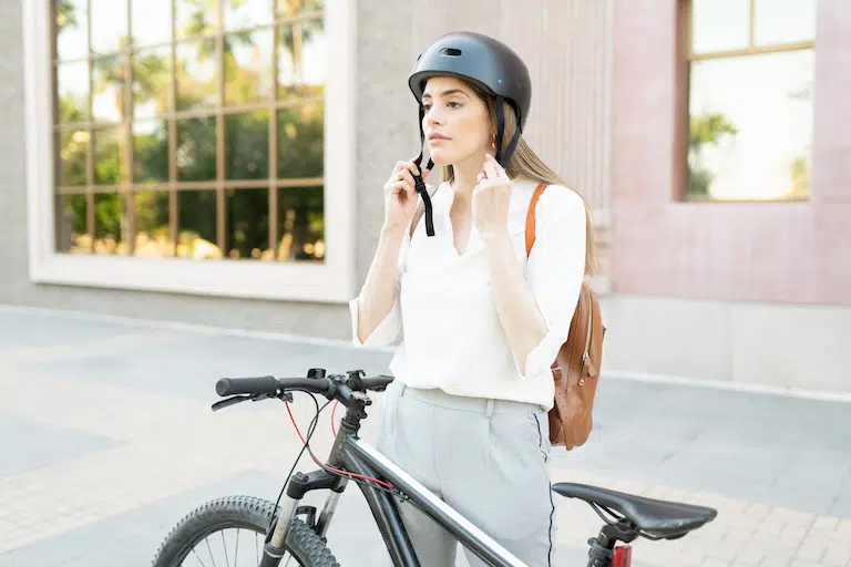 自転車でヘルメットを着用する女性
