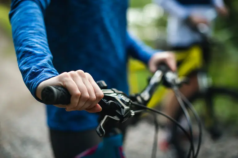 自転車のブレーキレバーを握っている様子