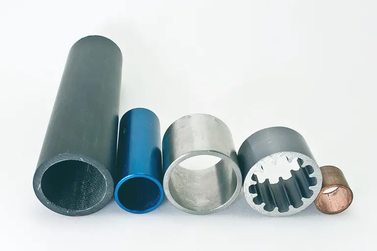 素材の異なるパイプ数本